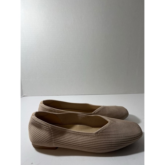 Elegant Beige Women's Flats - Picture 4 of 8